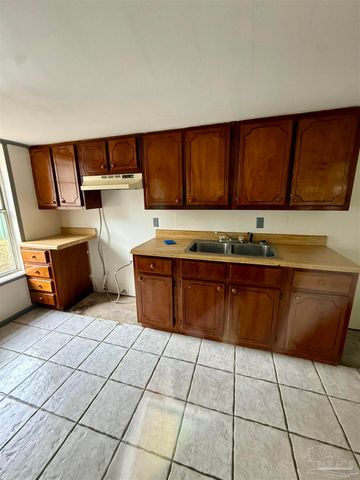 6321 Oxford Dr, Milton, FL 32583