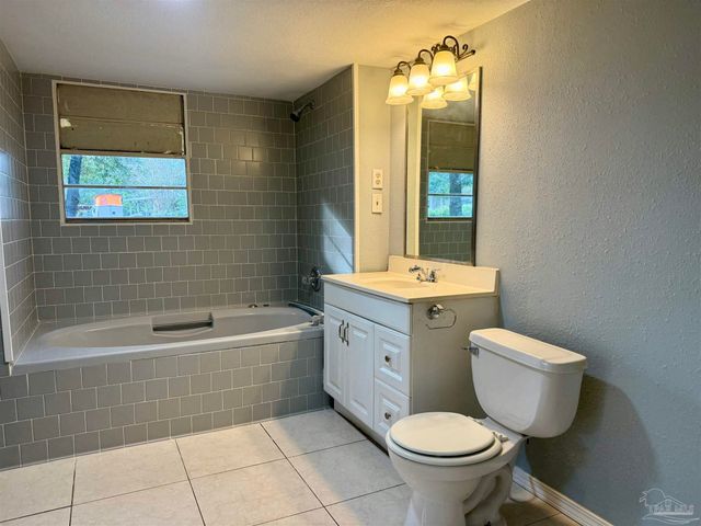 6321 Oxford Dr, Milton, FL 32583