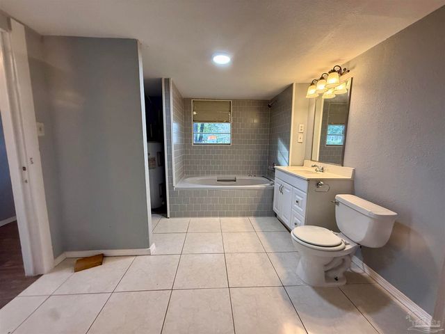 6321 Oxford Dr, Milton, FL 32583