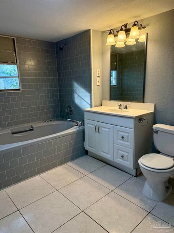 6321 Oxford Dr, Milton, FL 32583