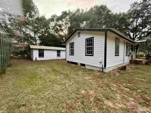 6321 Oxford Dr, Milton, FL 32583