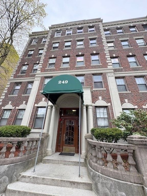 249 Chestnut Hill Ave 35, Boston, MA 02135
