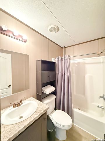 228 County Road 7711, Devine, TX 78016