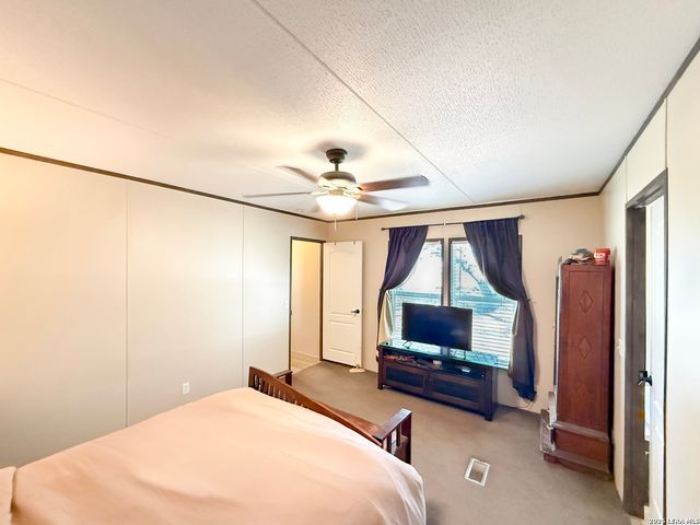 228 County Road 7711, Devine, TX 78016