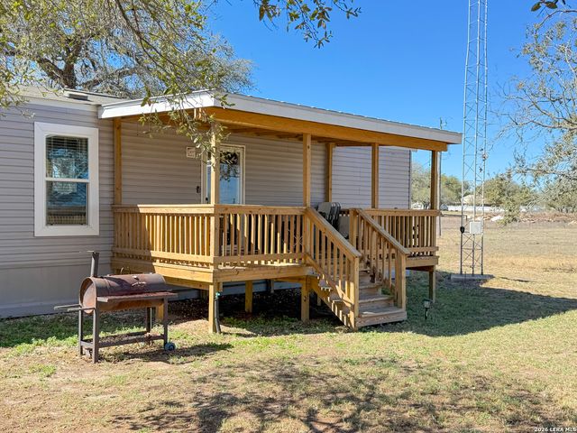 228 County Road 7711, Devine, TX 78016