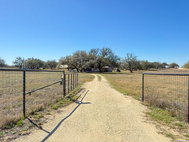 228 County Road 7711, Devine, TX 78016