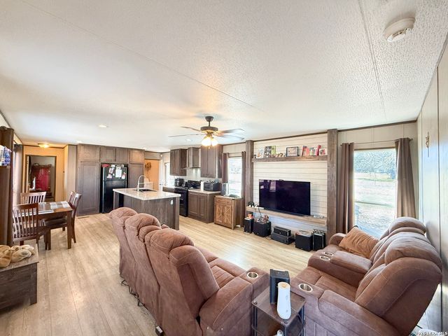 228 County Road 7711, Devine, TX 78016