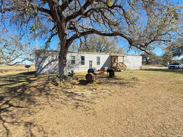 228 County Road 7711, Devine, TX 78016