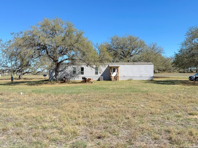 228 County Road 7711, Devine, TX 78016