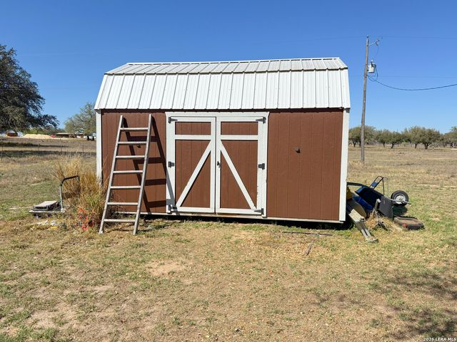 228 County Road 7711, Devine, TX 78016