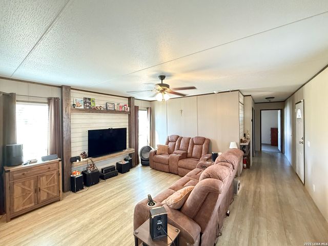 228 County Road 7711, Devine, TX 78016