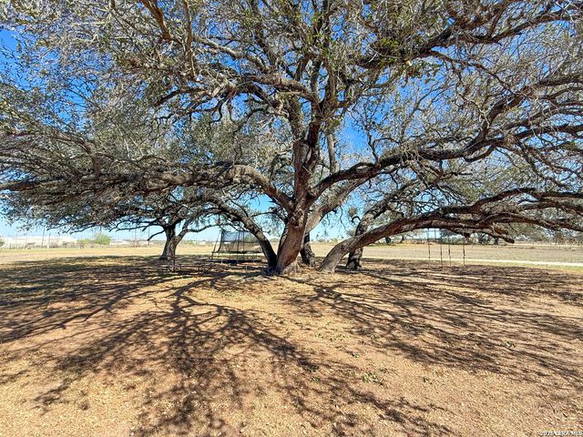 228 County Road 7711, Devine, TX 78016