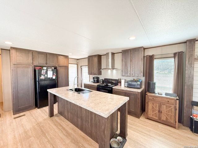 228 County Road 7711, Devine, TX 78016