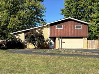 922 Sharondale Drive, Amherst, OH 44001