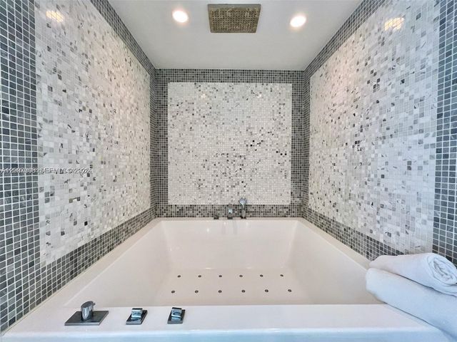 200 Biscayne Boulevar Way 3110, Miami, FL 33131