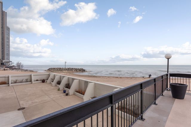 5901 N Sheridan Road 2K, Chicago, IL 60660