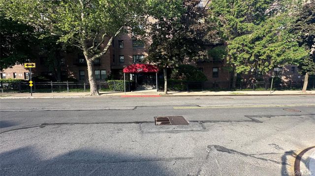 13111 Kew Gardens Road 1D, Richmond Hill, NY 11418