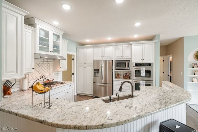 196 Lake Front Drive, Akron, OH 44319