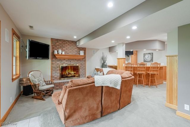 196 Lake Front Drive, Akron, OH 44319