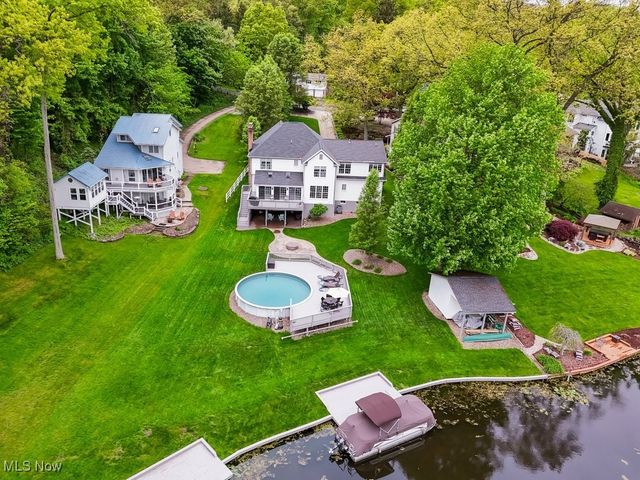 196 Lake Front Drive, Akron, OH 44319