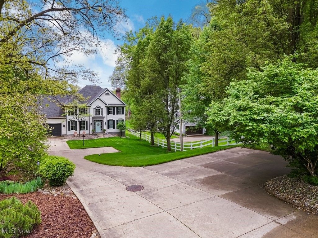 196 Lake Front Drive, Akron, OH 44319