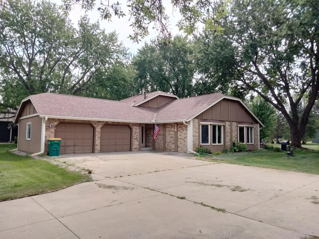 26405 Smithtown Road, Shorewood, MN 55331 — exterior