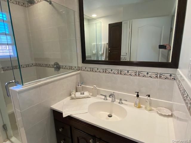 264-63 Langston Avenue 2nd floor, Glen Oaks, NY 11004