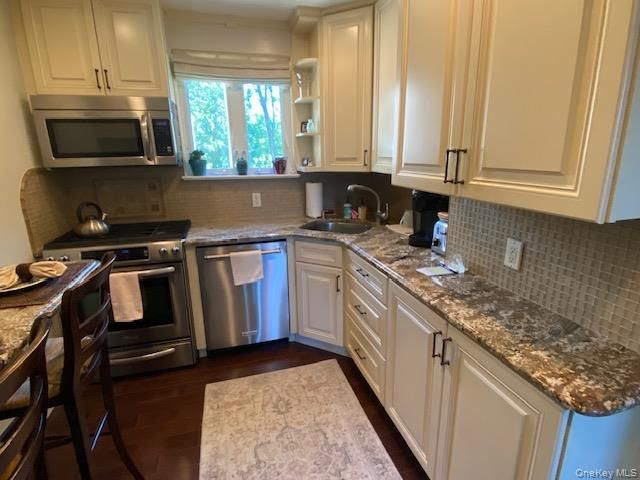 264-63 Langston Avenue 2nd floor, Glen Oaks, NY 11004