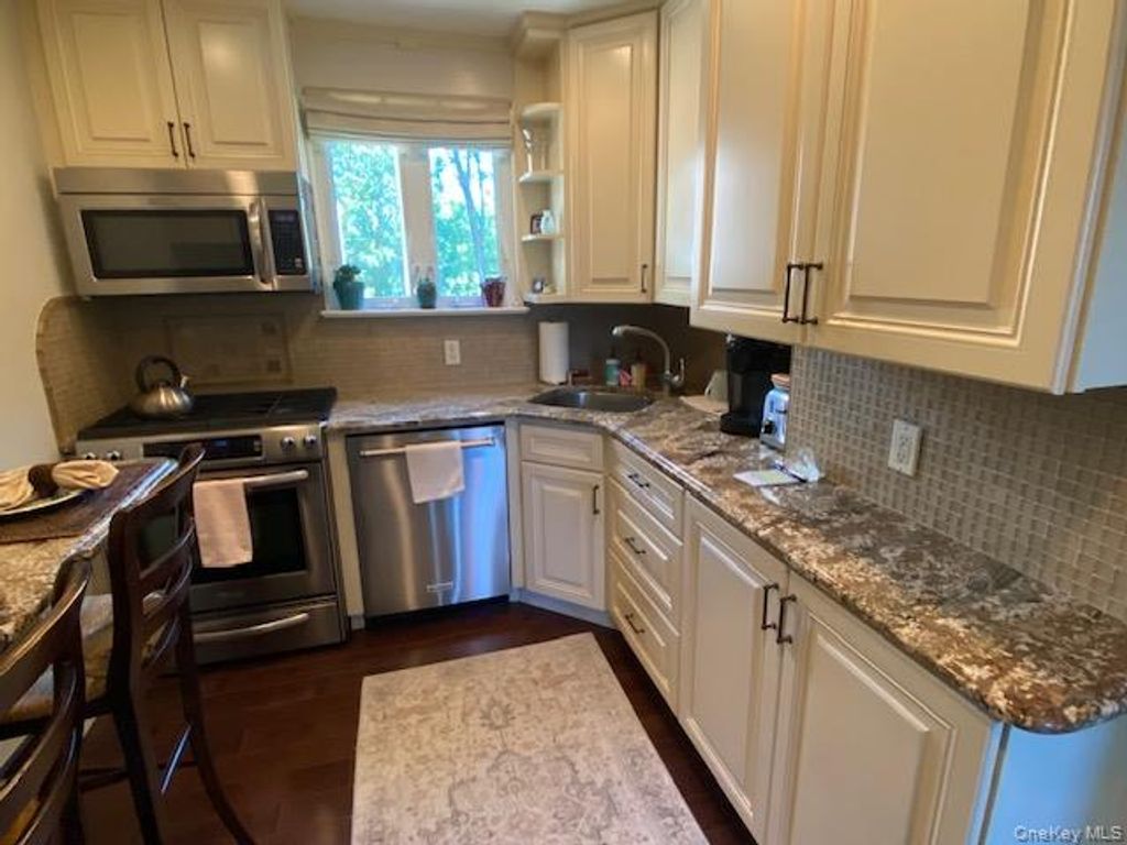 264-63 Langston Avenue 2nd floor, Glen Oaks, NY 11004 — photo 4
