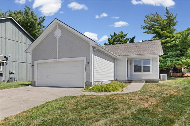 1052 NE Queens Court, Lee's Summit, MO 64064