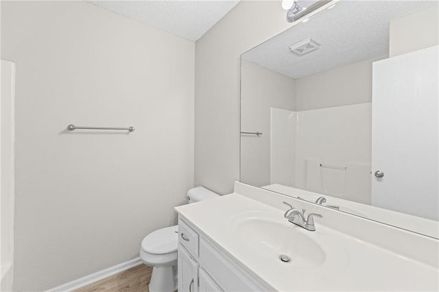 1052 NE Queens Court, Lee's Summit, MO 64064