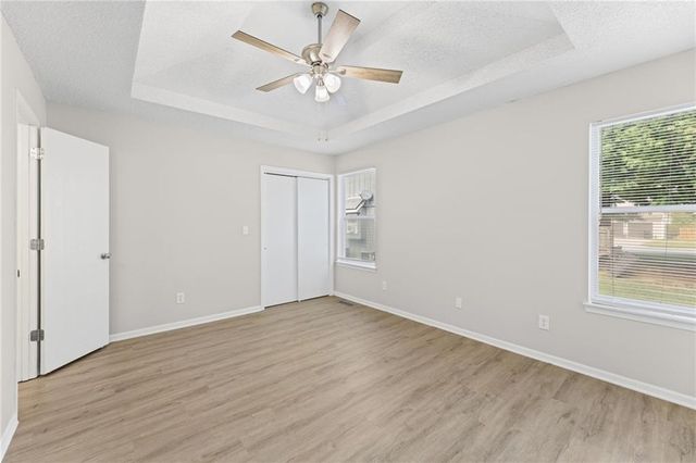 1052 NE Queens Court, Lee's Summit, MO 64064