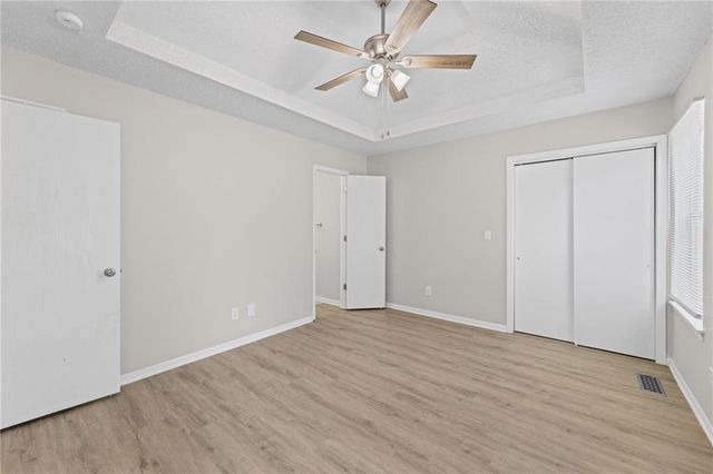 1052 NE Queens Court, Lee's Summit, MO 64064