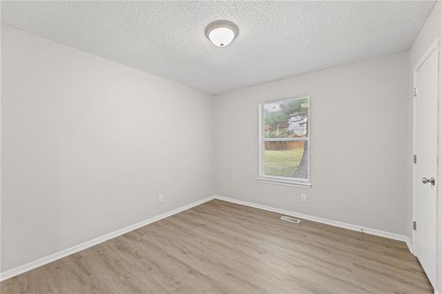 1052 NE Queens Court, Lee's Summit, MO 64064