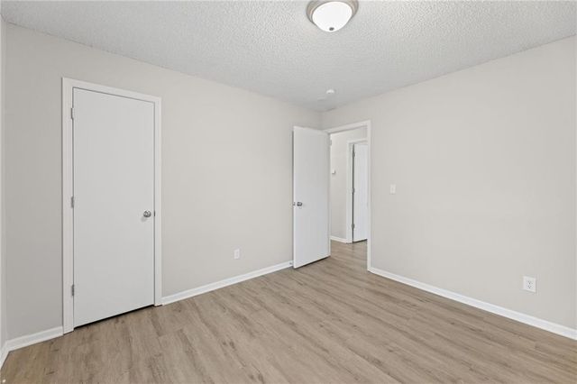 1052 NE Queens Court, Lee's Summit, MO 64064