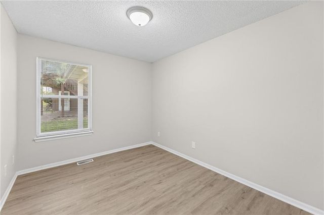 1052 NE Queens Court, Lee's Summit, MO 64064