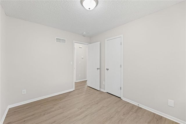 1052 NE Queens Court, Lee's Summit, MO 64064