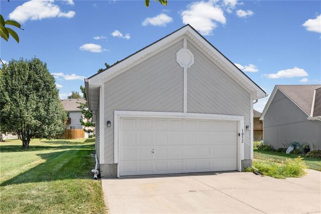 1052 NE Queens Court, Lee's Summit, MO 64064