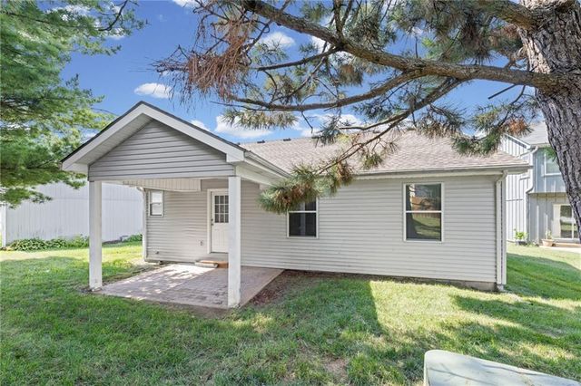 1052 NE Queens Court, Lee's Summit, MO 64064