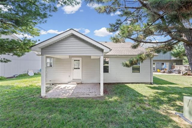 1052 NE Queens Court, Lee's Summit, MO 64064