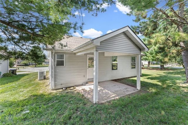 1052 NE Queens Court, Lee's Summit, MO 64064