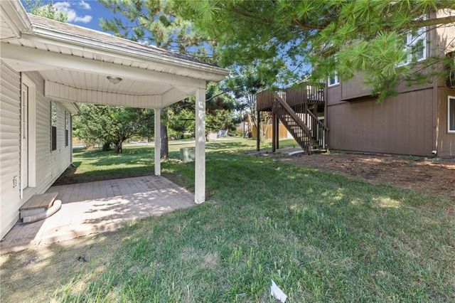 1052 NE Queens Court, Lee's Summit, MO 64064
