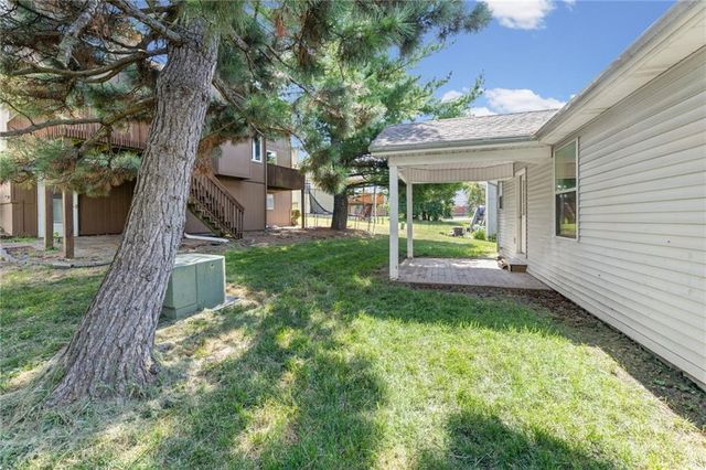 1052 NE Queens Court, Lee's Summit, MO 64064