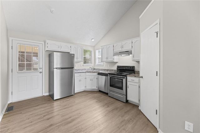 1052 NE Queens Court, Lee's Summit, MO 64064