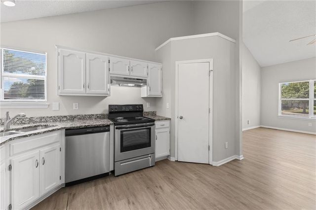 1052 NE Queens Court, Lee's Summit, MO 64064