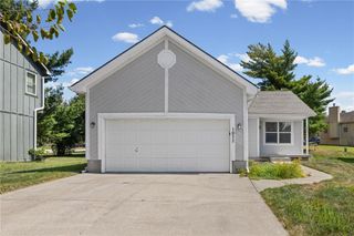 1052 NE Queens Court, Lee's Summit, MO 64064