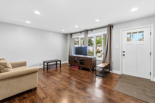 457 Lilac Lane, Elk Grove Village, IL 60007