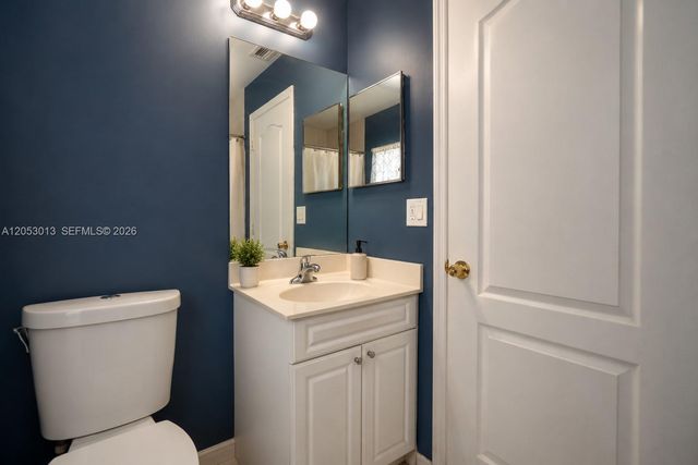 940 NE 212th Terrace 94001, Miami, FL 33179