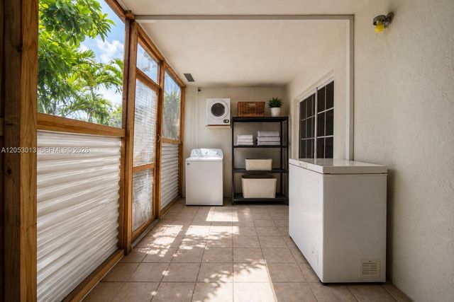 940 NE 212th Terrace 94001, Miami, FL 33179