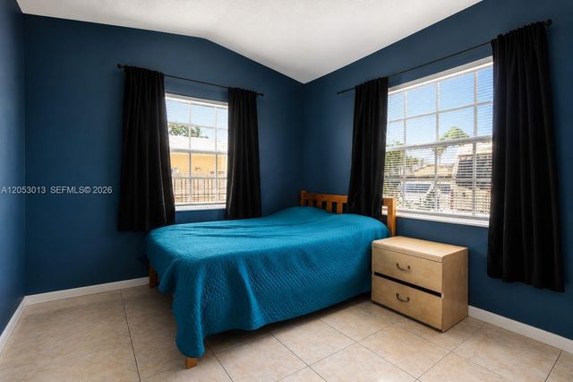 940 NE 212th Terrace 94001, Miami, FL 33179
